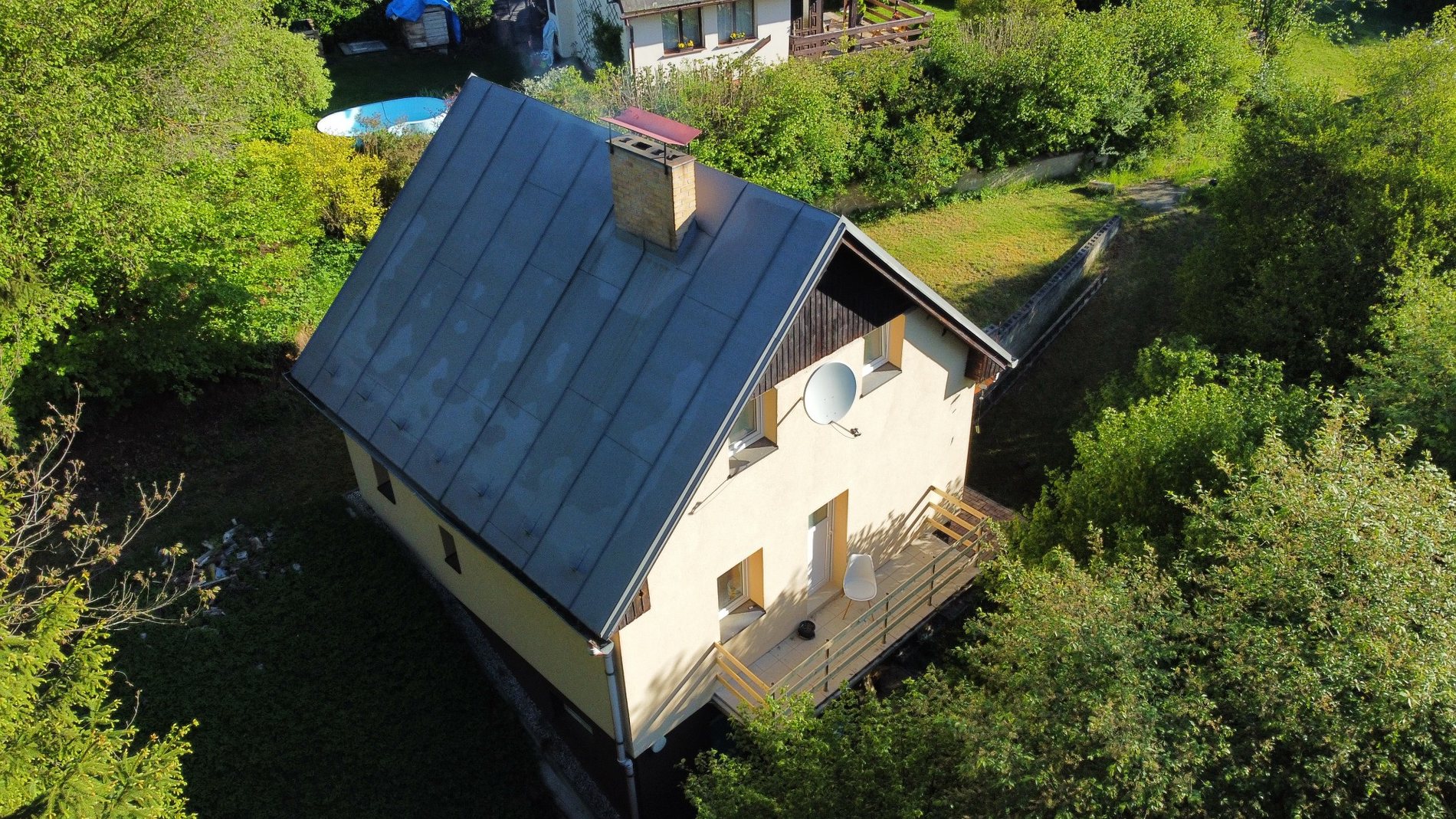 Dronový pohled na chatu v zeleni